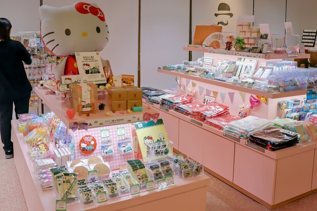 ミュージアムショップでは園と“同い年”のハローキティとのコラボグッズも販売