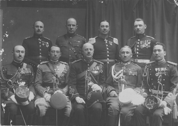 各国の武官と親交を深めたワルシャワ駐在時代の樋口中将(前列右端):樋口隆一氏提供