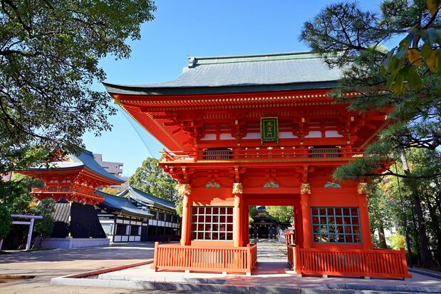 東京大空襲で穴八幡宮のほとんどの建物が消失したが、平成元(1988)年から境内全域で歴史的資料をもとにした建造物再建を進めている。右は随神門、左奥が鼓楼