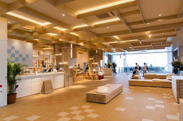 cu-mo Hakone se encuentra en el primer piso de la estación Sōunzan. Al fondo a la derecha de la tienda se ve el mirador.
