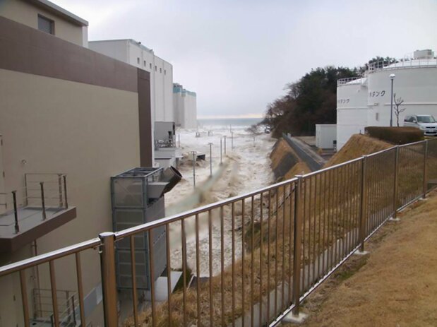 The tsunami flowed up alongside the reactor building. (Edited image courtesy of TEPCO Holdings)