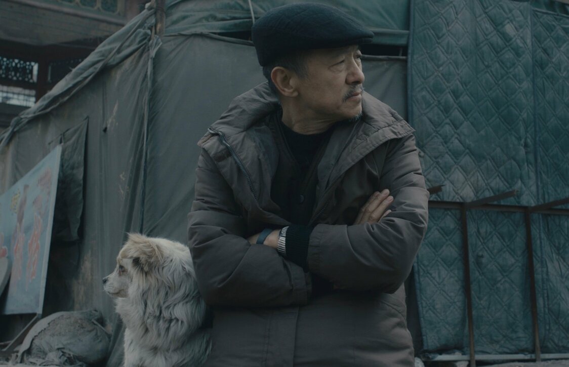 愛犬との散歩が唯一の安らぎだったジン（リー・ツォンシー）だが...　© Ms. CHU Yanhua and Mr. HU Yongzhen