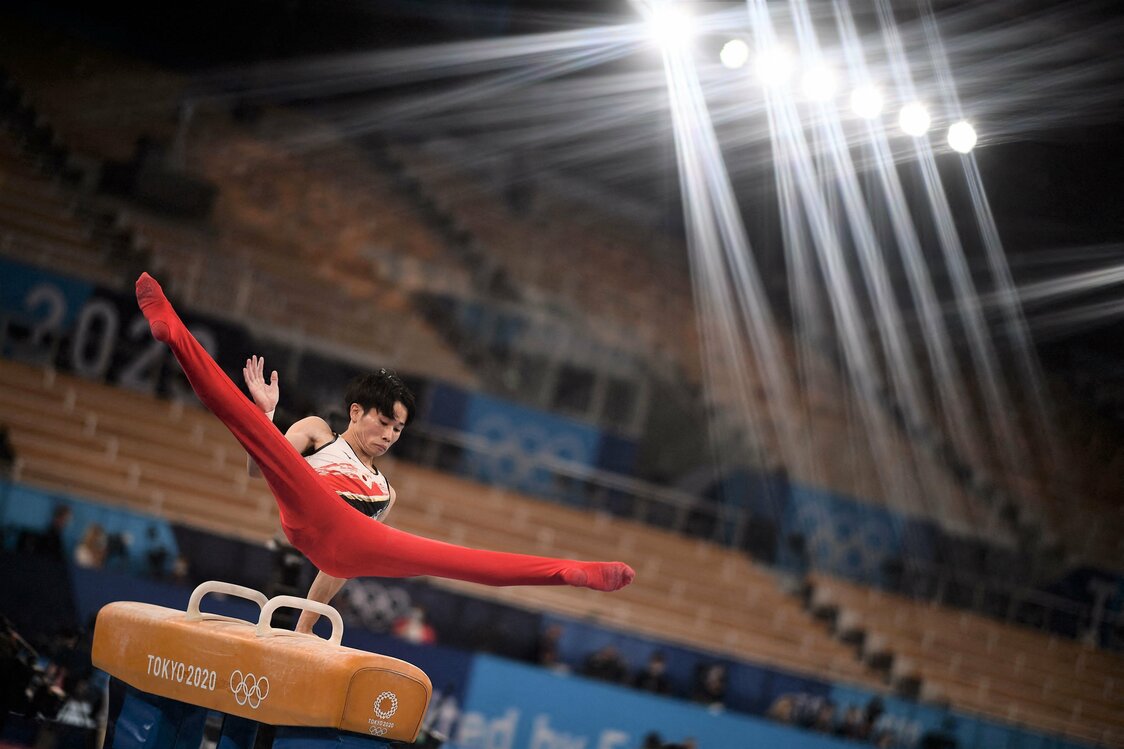 団体総合決勝であん馬の演技に挑む萱（2021年7月26日、東京・有明体操競技場） AFP＝時事