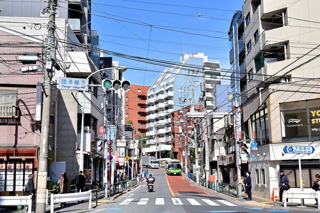 不忍通りにある団子坂下交差点。かつて藍染川は、不忍通りの100メートルほど東を流れており、その近くに菊見せんべいがある