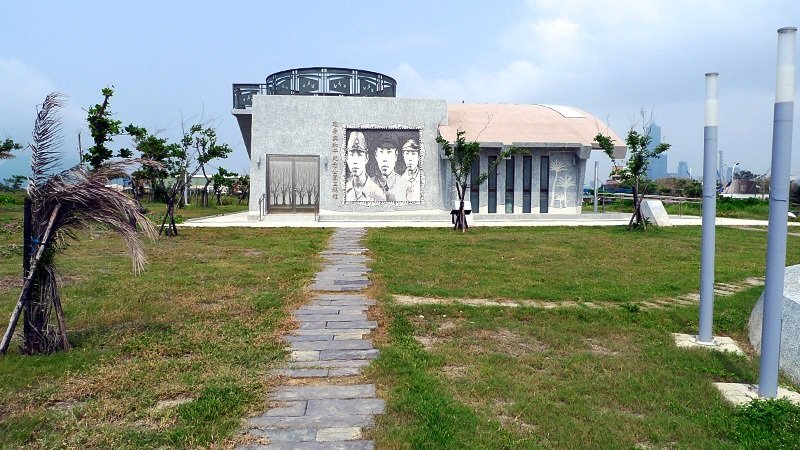 身著日軍、國軍和共軍制服的年輕士兵模樣，展示在展示館的外牆上（攝影：片倉佳史）