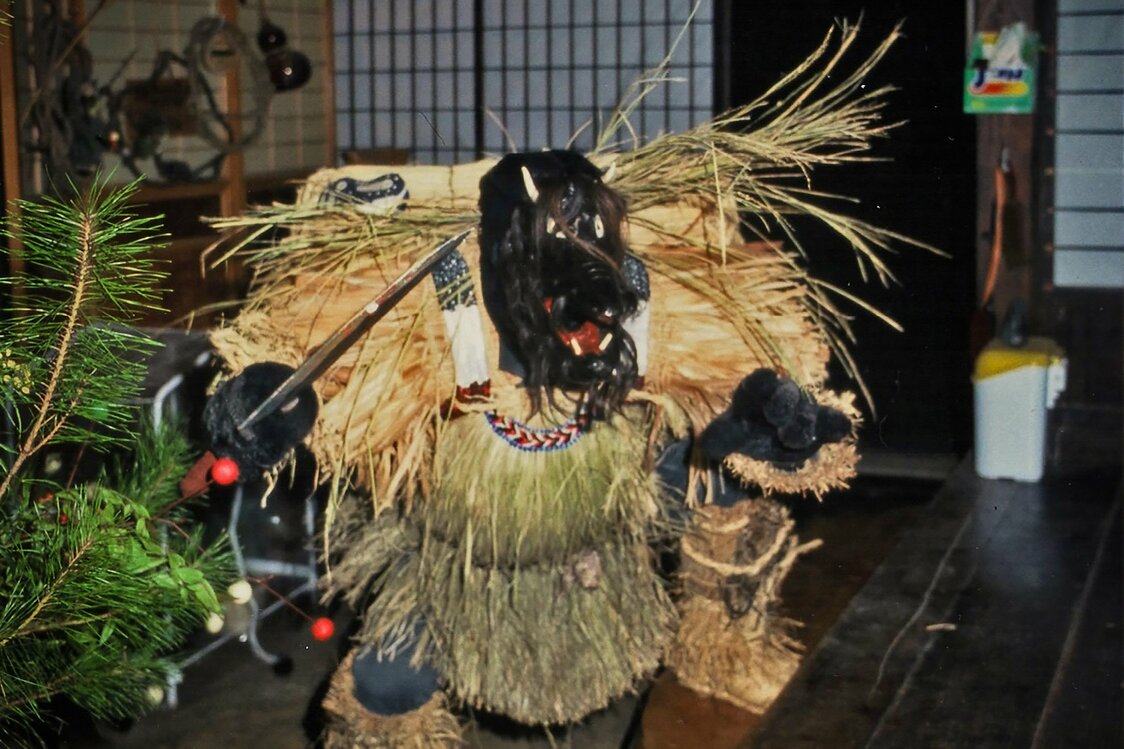 黒く鼻先がとがった面が特徴的　写真提供：大船渡市教育委員会
