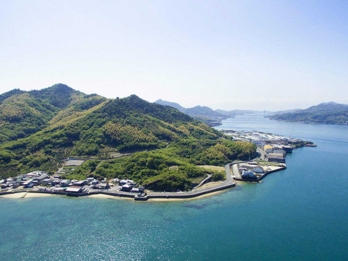 图中右后方的桥梁就是连接因岛和生口岛的生口桥
