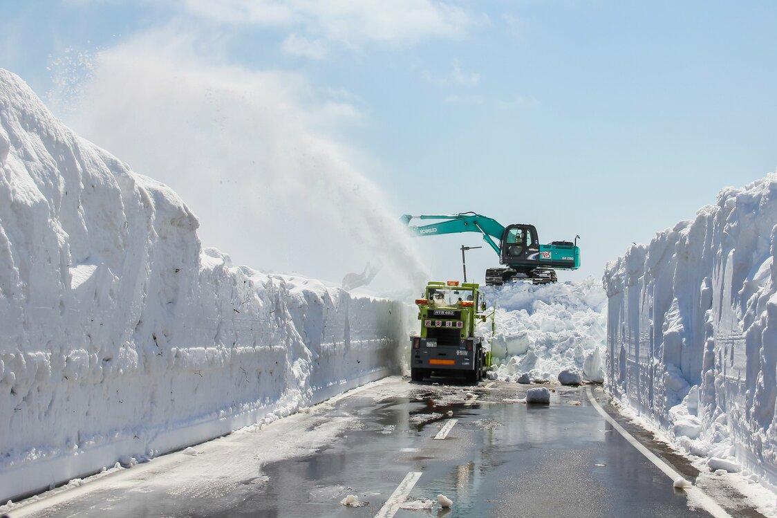 ロータリー除雪車と油圧ショベルによる除雪作業　写真提供：知床斜里町観光協会