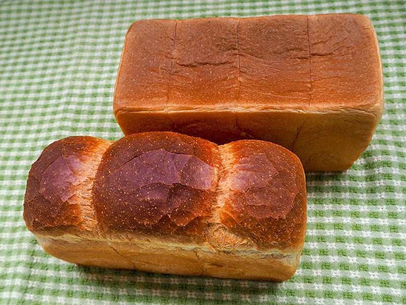 خبز التوست المربع والخبز الإنجليزي في متجر ”CENTRE THE BAKERY“ المتخصص بخبز التوست في حي جينزا في طوكيو.