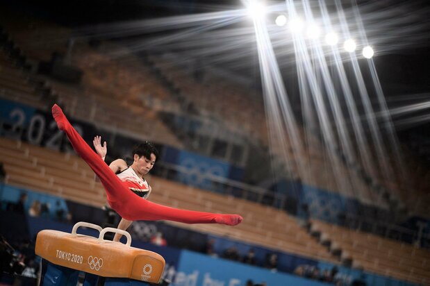 団体総合決勝であん馬の演技に挑む萱(2021年7月26日、東京・有明体操競技場) AFP=時事