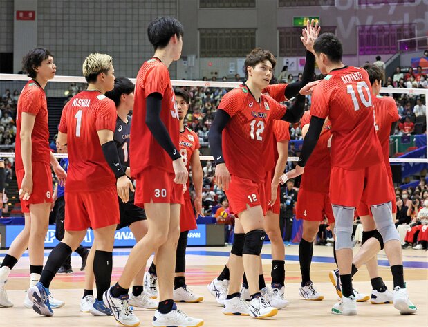 ネーションズリーグ初戦でイランに勝利して喜ぶ髙橋藍(中央右)ら日本代表選手(2023年6月6日、愛知県・日本ガイシホール) 時事