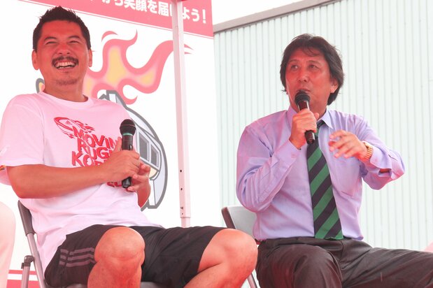 Hirao Seiji (left), and Matsuo Yūji, who led Nippon Steel Kamaishi to seven straight championships. The two rugby legends came together to back Kamaishi’s bid to become a World Cup host city.