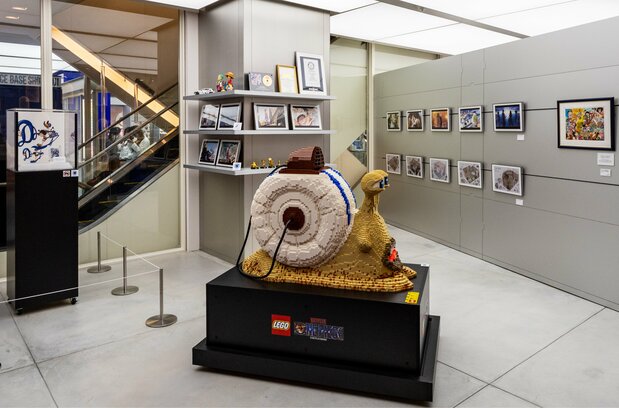 También se exponen ilustraciones dibujadas por Oda Eiichirō y un arte de Lego del den-den mushi (“caracol telefónico”) hecho con más de 40.000 piezas.