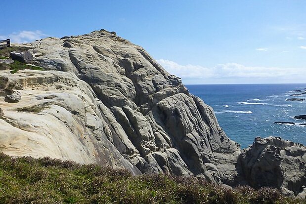 渡嘉敷岛南端的阿波连园地,大海与悬崖交织出壮丽美景(图片提供:环境省)