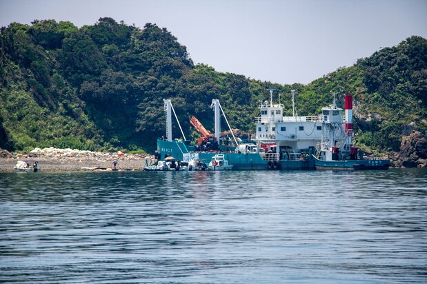 今回のベース基地がある海岸。遠目からでも大量のごみが見える