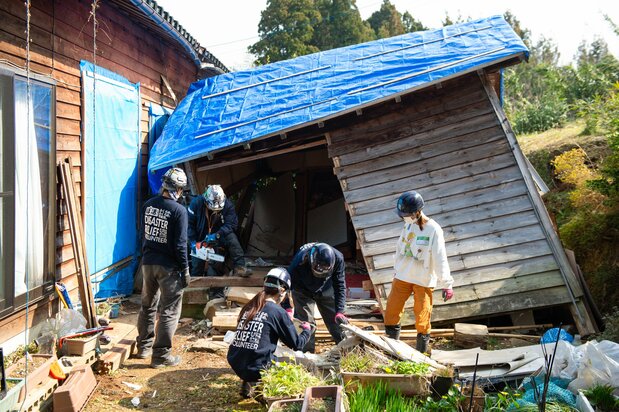 納屋が崩れないように川島さんたちが応急処置し、学生たちが中の荷物を運び出す