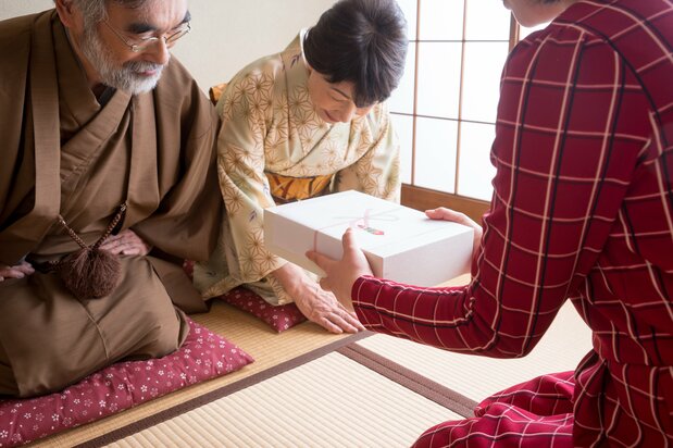正式には、盆暮れにあいさつの口上と共に手渡す（PIXTA）