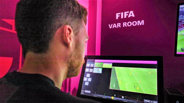 FIFA専用ルーム内の映像担当の審判がパソコン上でプレーを確認し、ピッチの主審に情報を伝える=FIFA公式サイトより