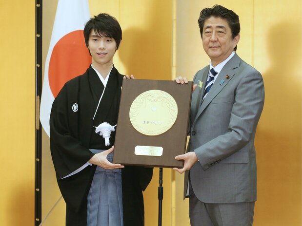 2018年7月2日上午,男子花样滑冰选手羽生结弦在日本首相官邸获时任日本首相安倍晋三(右)颁授“国民荣誉奖”奖牌