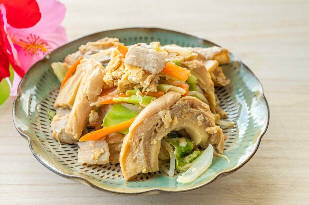 Kuruma-fu with Okinawa-style stir-fried vegetables. (© Pixta)