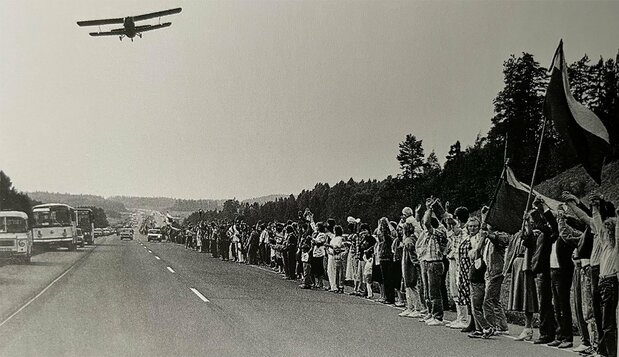 ソビエト連邦からの独立を目的として1989年にバルト三国で行われた人間の鎖。(出典:『THE HISTORY OF LITHUANIA』【Eugrimas Publishing House】)