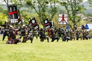 每年5月在长筱城遗址举办的“长筱合战慰灵祭”。为了告慰在战役中阵亡的两军武士之灵而开始举办此祭典活动（新城市观光协会）