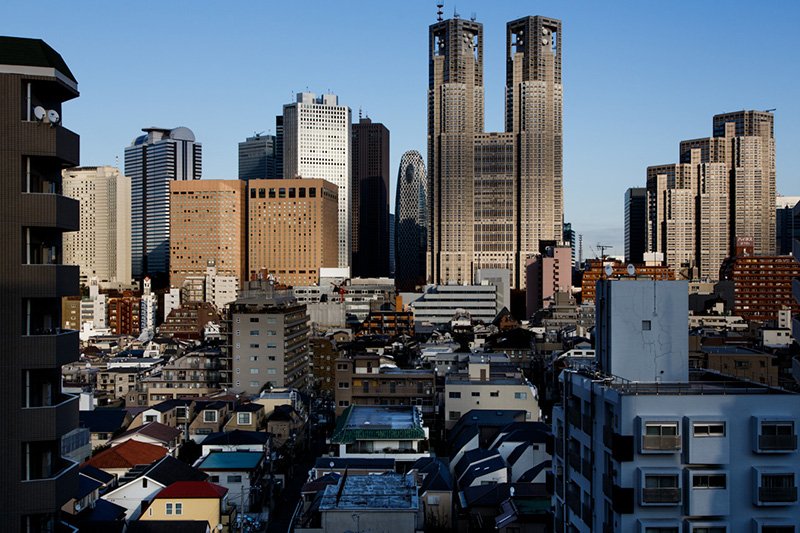 高層ビル群と雑居ビル、住宅が混在する新宿の都市風景（撮影：2013年1月10日）