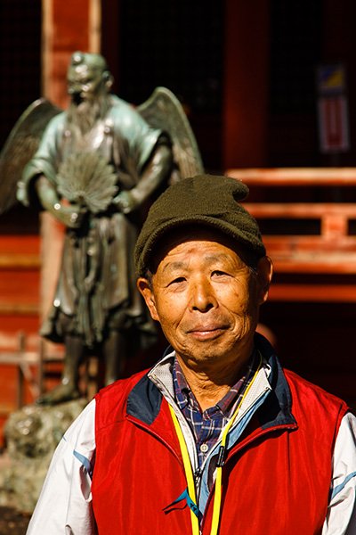 高尾山“景点导游员”坂本先生。摄于药王院御本社大天狗像前