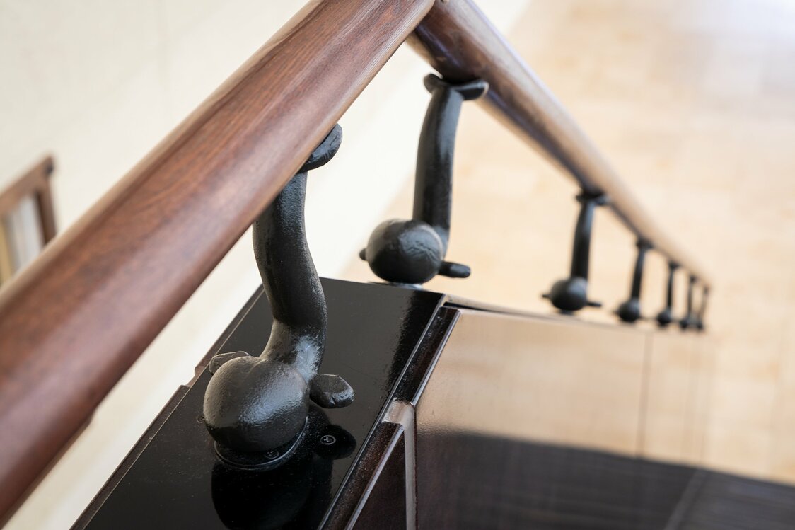 Les barreaux de l’escalier en forme d’anguilles illustrent l’expression unagi nobori, ou « monter comme une anguille », qui signifie que le chiffre d’affaires grimpe, grimpe, grimpe…