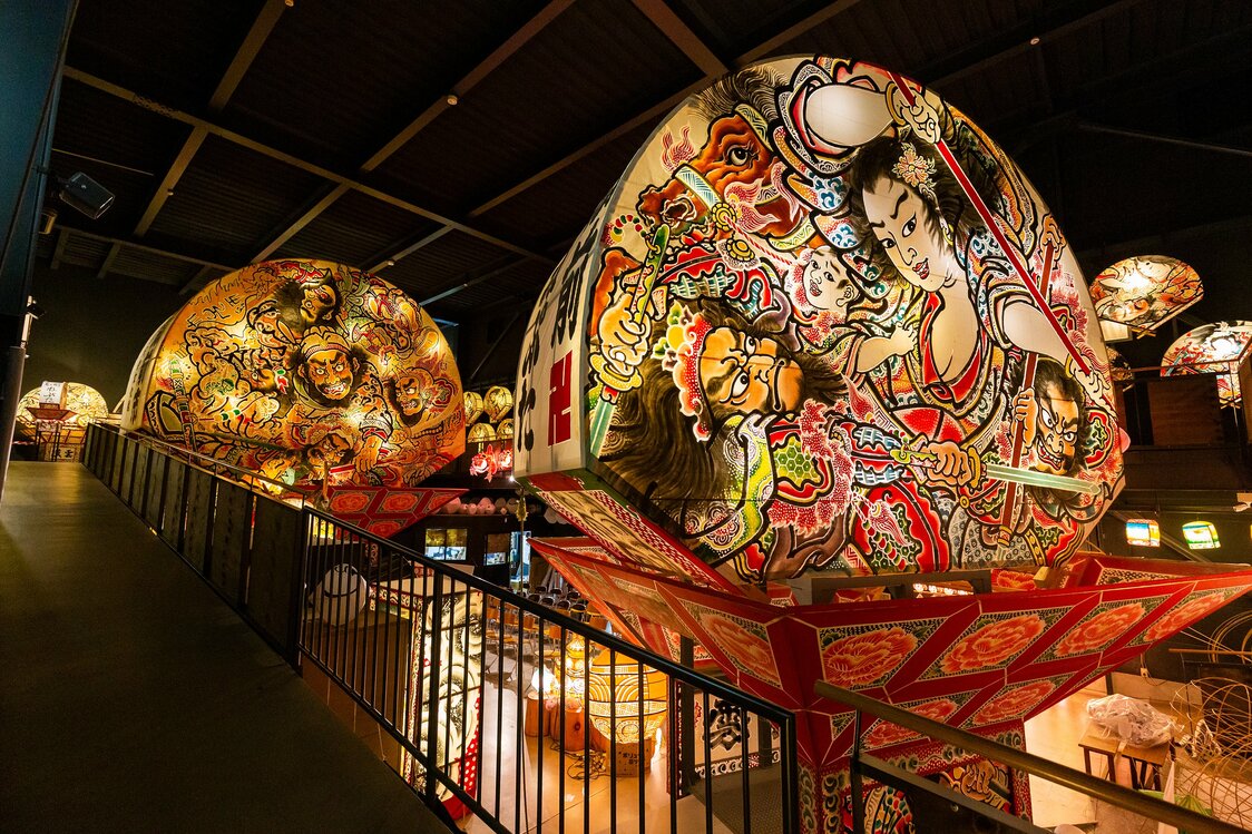 展示の目玉、実物大の山車灯籠。周りを回遊できるように展示してある