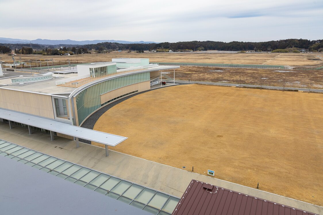 双葉町の東日本大震災後・原子力災害伝承館。建物右上にある更地には、国際会議場を備えた大型ホテルが2025年度中に開業予定