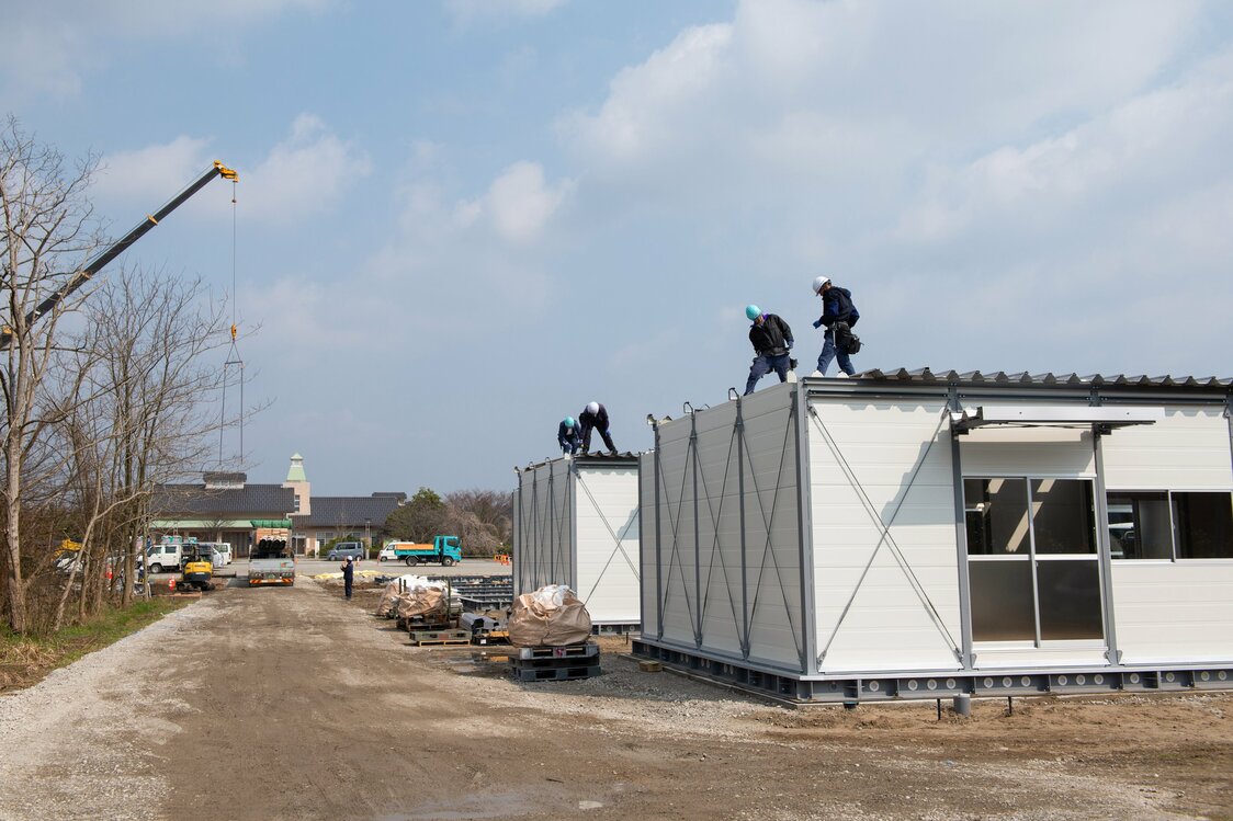 Avanzan las obras de construcción de hogares provisionales de emergencia en un campo de golf, terreno administrado por la municipalidad.