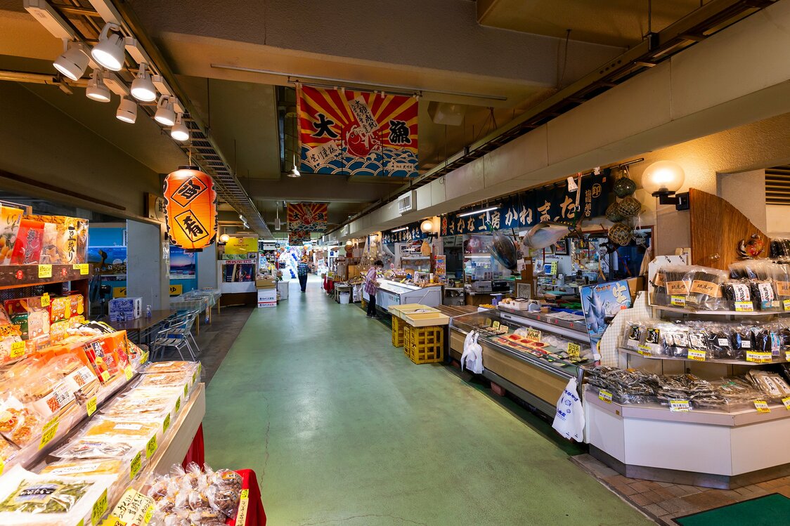 除了销售鲜鱼、水产加工品和土特产的商店之外，还设有提供海鲜盖浇饭等美食的餐厅