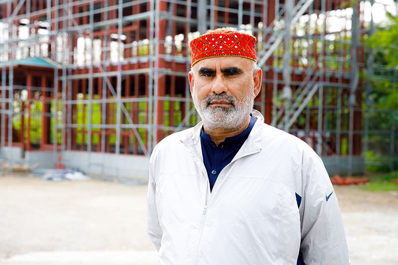 السيد خان مالك الذي قام بالسفر إلى سنداي شرقا وكوبيه غربا لجمع الأموال اللازمة لبناء المسجد.