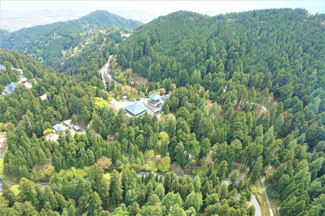 El templo Hieizan Enryaku-ji es conocido como la “montaña madre del budismo japonés”, donde se formaron monjes famosos como Hōnen, Shinran, Eisai, Dōgen, Nichiren, entre otros. El sen’nichi kaihō gyō (peregrinaje de 1.000 días), en el que los monjes se abren paso a través de las escarpadas cumbres, es conocido como una severa y extenuante práctica ascética. El año 2021 marcó el 1200 aniversario de la muerte del fundador. (Fotografía de Amano Hisaki)