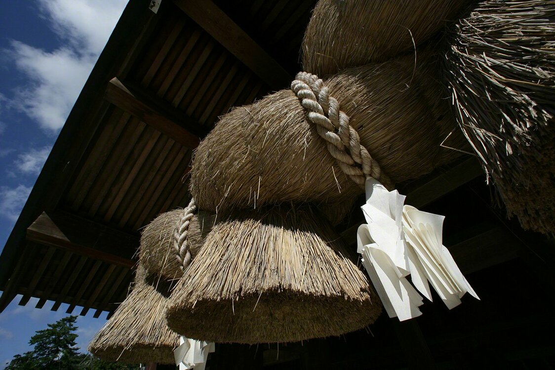 Dans les sanctuaires shintô, les cordes sacrées (shimenawa) marquent la limite entre le monde ordinaire et celui des kami. Le shimenawa que l’on voit ici est celui du pavillon des célébrations (haiden) du grand sanctuaire d’Izumo.