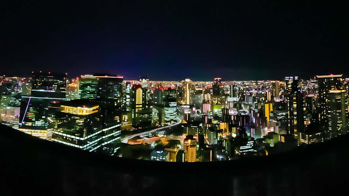 在梅田蓝天大厦的展望台，可将整个大阪市区尽收眼底