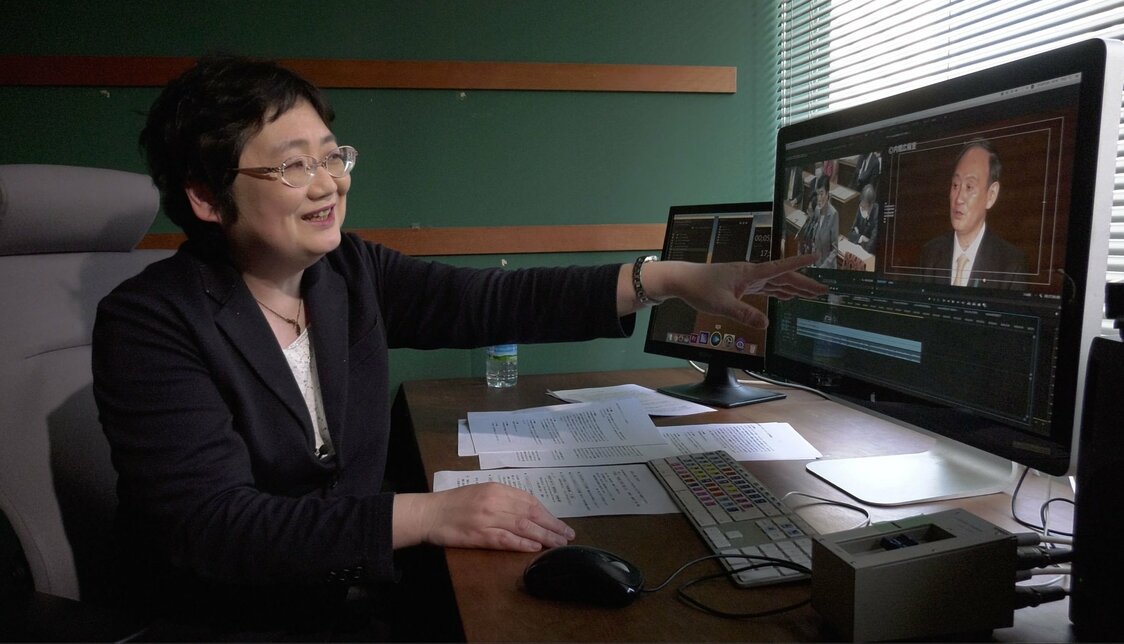 La profesora Uenishi Mitsuko, de la Universidad Hōsei, analiza las respuestas del primer ministro Suga ©2021 Comité de Producción de Pankēki wo dokumi suru