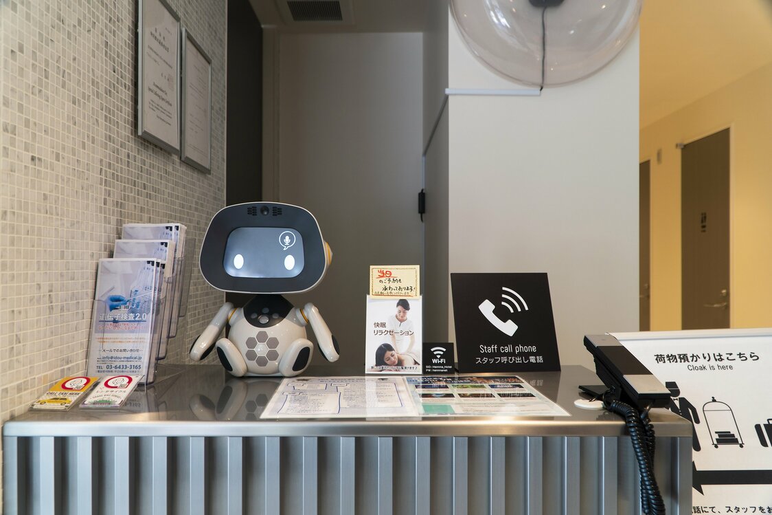 周辺情報に詳しいuniboは頼もしいコンシェルジュ。その横には、スタッフを呼び出せるインターホンが置かれている