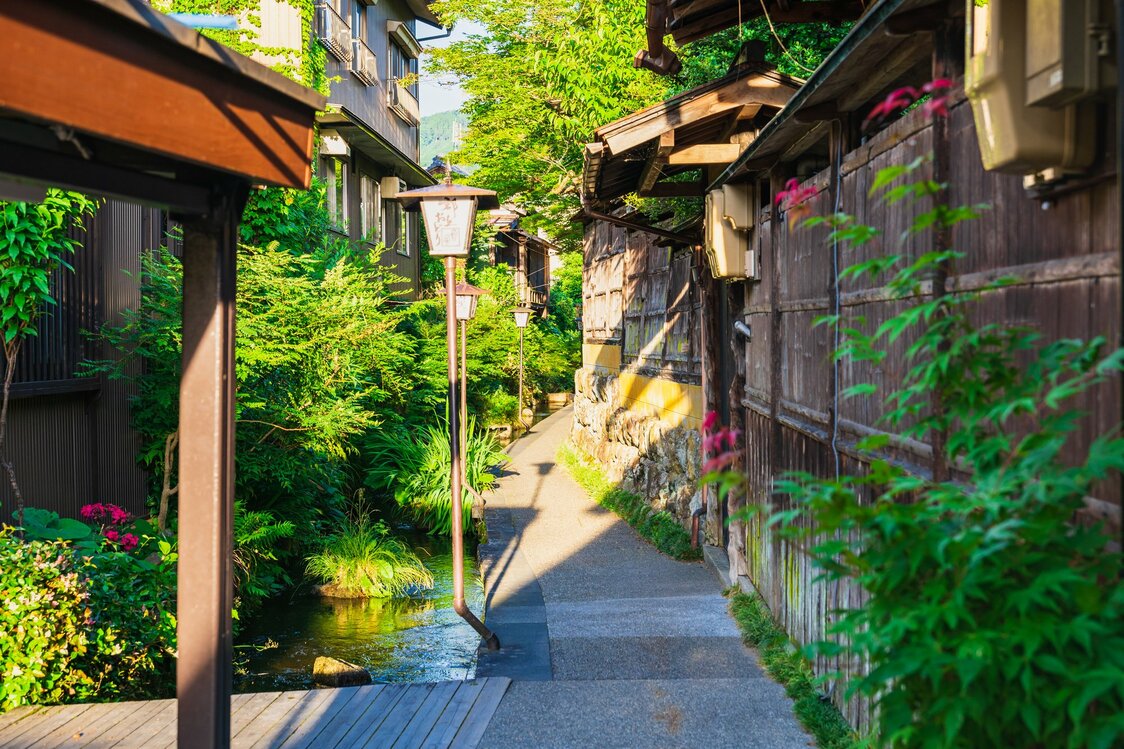 A back lane in Gujō Hachiman. (© Pixta)