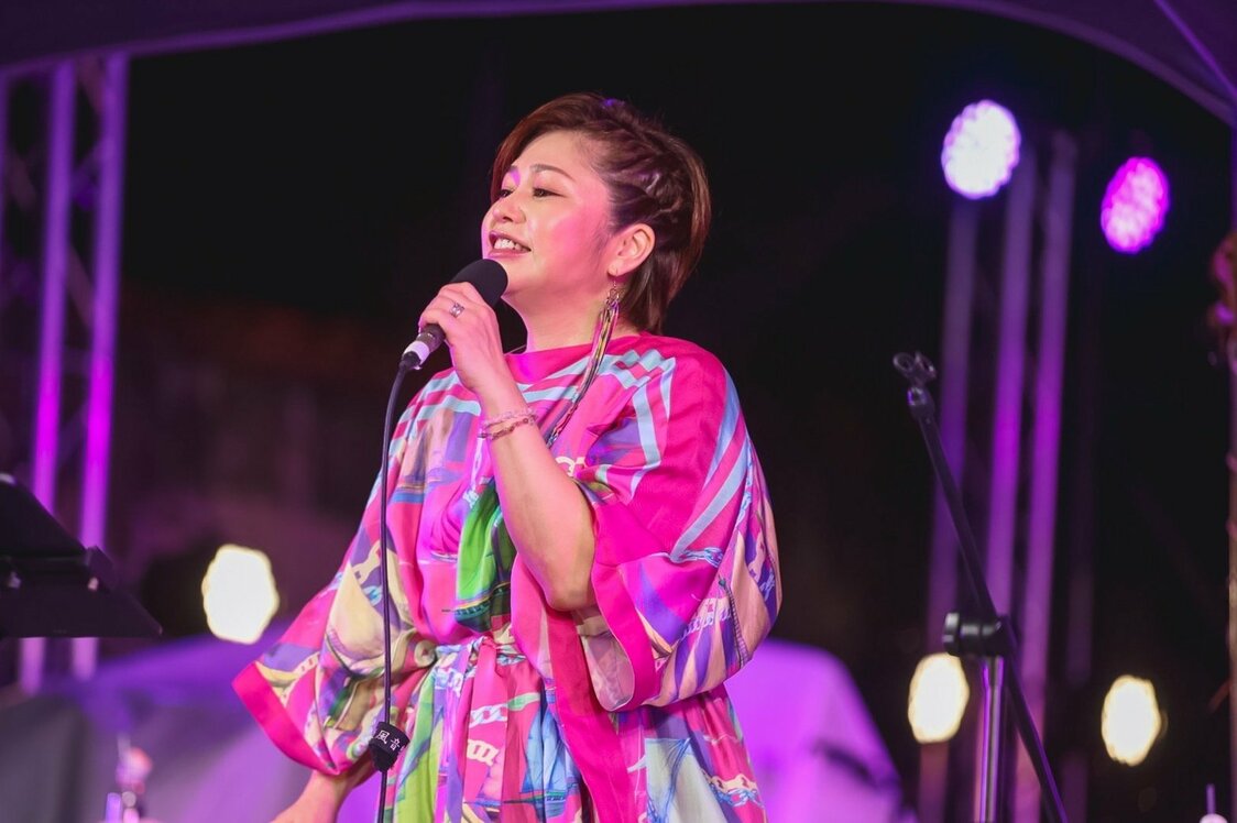 站在半島歌謠祭舞台上高歌的夏川里美（半島歌謡祭・提供）