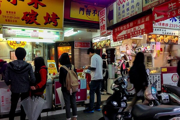 台湾の「甜不辣」は「てんぷら」と呼び、「練り物」を指す。九州地方の人々は練り物を「てんぷら」と称することから、日本統治時代に九州地方から多くの影響を受けた台湾で、この呼び方が定着し、甜不辣の漢字を当てたのではと言われている(nippon.com高橋郁文撮影)