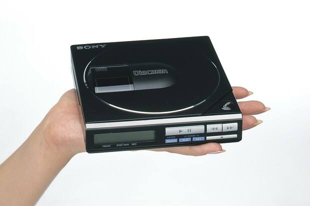 Первая модель Discman D-50 - устройства, позволяющего слушать на ходу компакт-диски, поступила в продажу в 1984 году