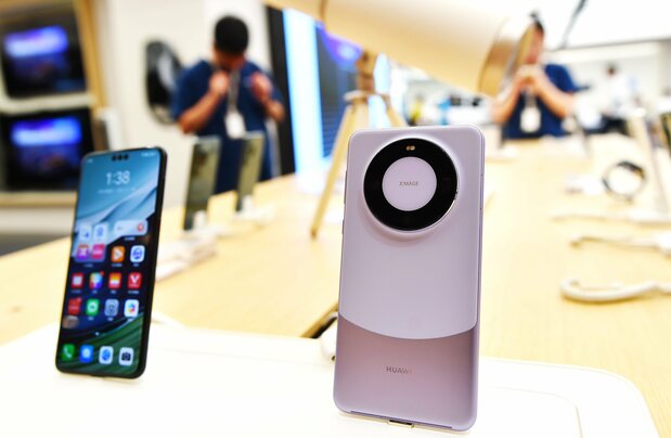 華為「Mate 60 Pro」成為全球首支搭載衛星通話功能的大眾型智慧手機。即使沒有地面網路訊號的情況下,用戶也可以使用衛星通訊進行通話(CFOTO / Sipa USA via Reuters Connect)