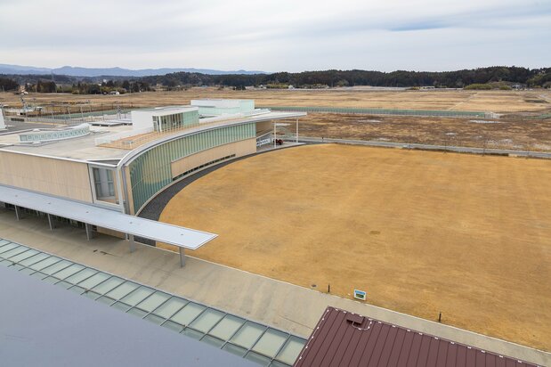 双葉町の交流人口増加に貢献する東日本大震災後・原子力災害伝承館。建物右上の土地に、国際会議場を備えた大型ホテルが2025年度中に開業予定