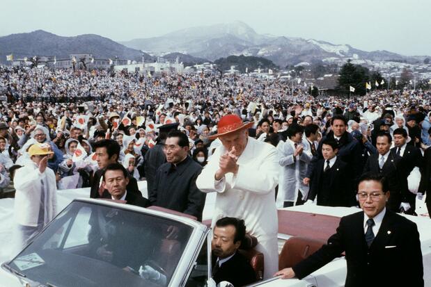 Pope John Paul II is greeted by crowds in Nagasaki on February 26, 1981. (© Jiji)