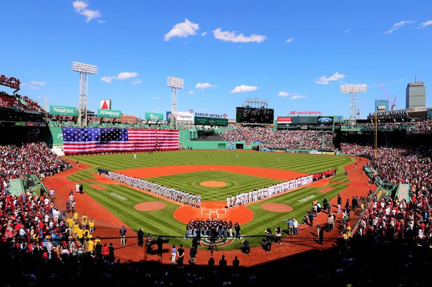 Le Fenway Park à Boston (États-Unis), l'un des stades les plus célèbres du monde pour sa structure asymétrique, avec la bannière étoilée flottant sur toute sa surface lors de la journée Jackie Robinson, le 15 avril 2022. (AFP/Jiji Press)