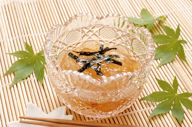 ところてん:酢やしょうゆ、または黒蜜をかけて食べる。(PIXTA)