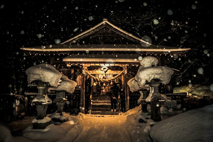 雪中的大日靈貴神社,如夢似幻。這裏是位於青森、岩手、秋田縣3地交界的暴雪地帶