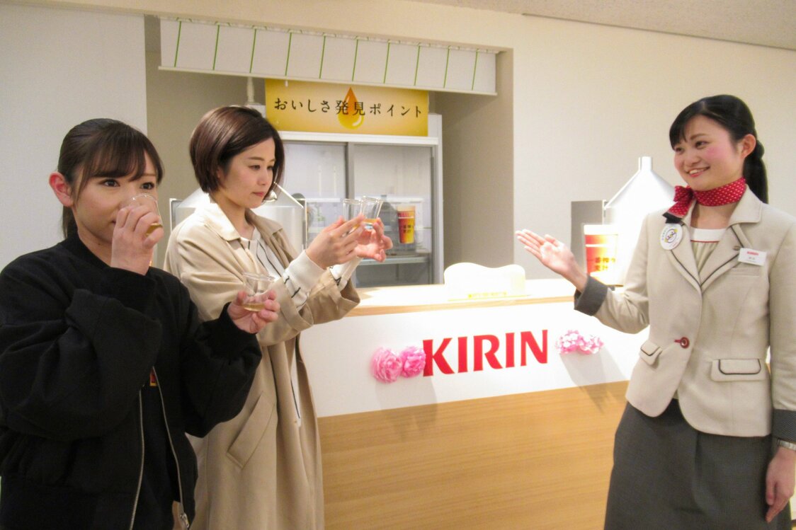 Una cata comparativa de mosto. La diferencia en el sabor se percibe claramente. Fotografía por cortesía de la fábrica de cerveza Kirin de Sendai.